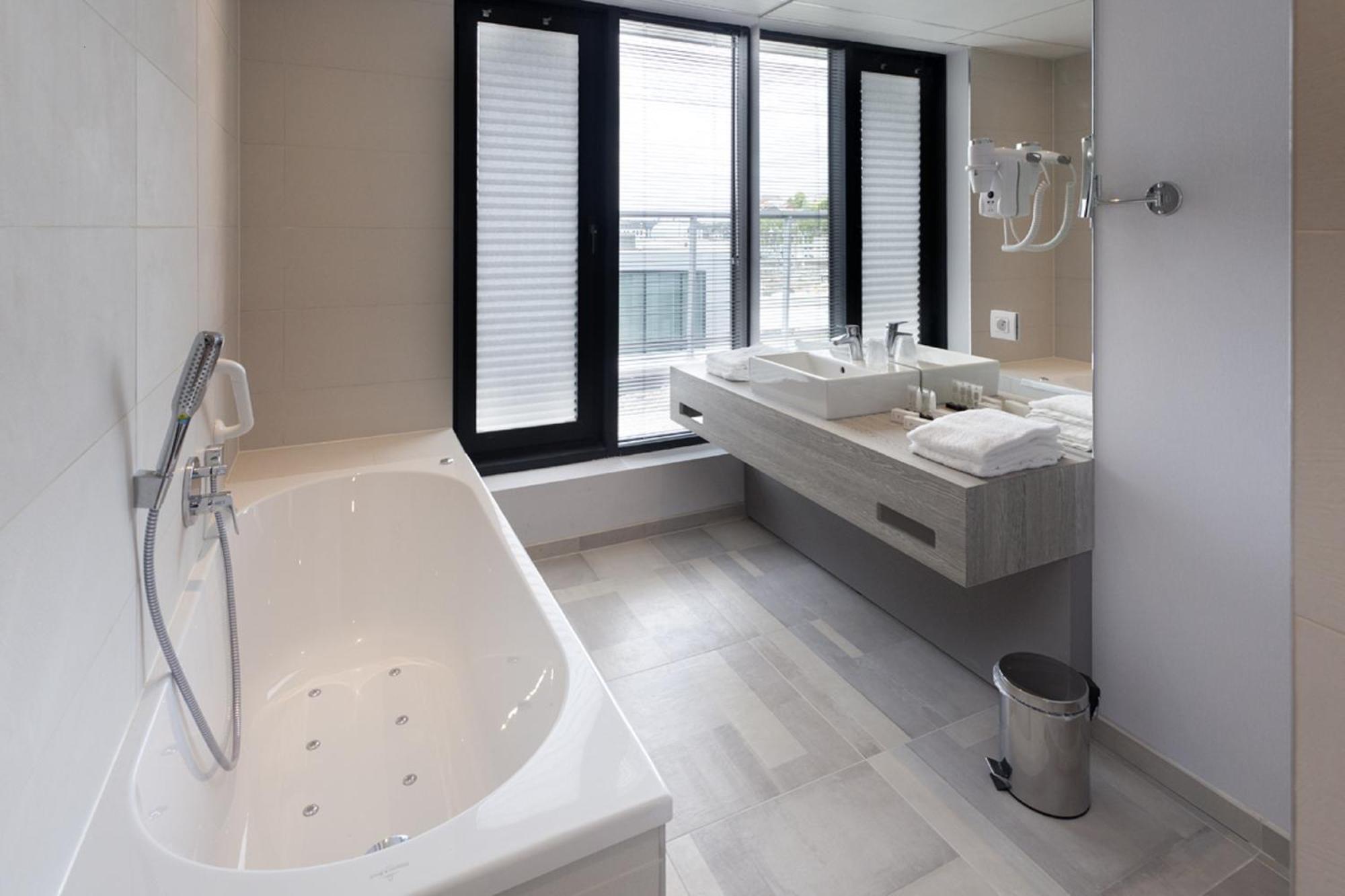 Queen Suite Spa Bath