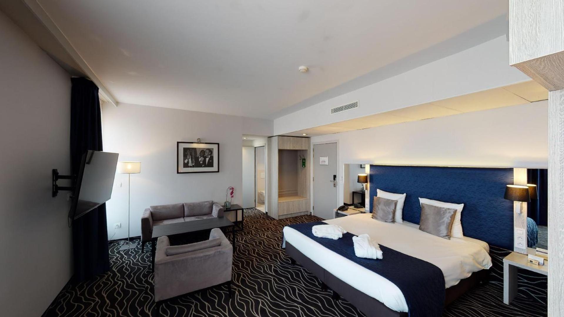 Junior Suite with Spa Bath,698569317:JPEG